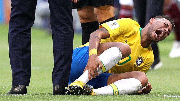 Neymar berguling-guling di atas lapangan di laga Brasil melawan Meksiko di Piala Dunia 2018 (02/07/18). Copyright: Twitter