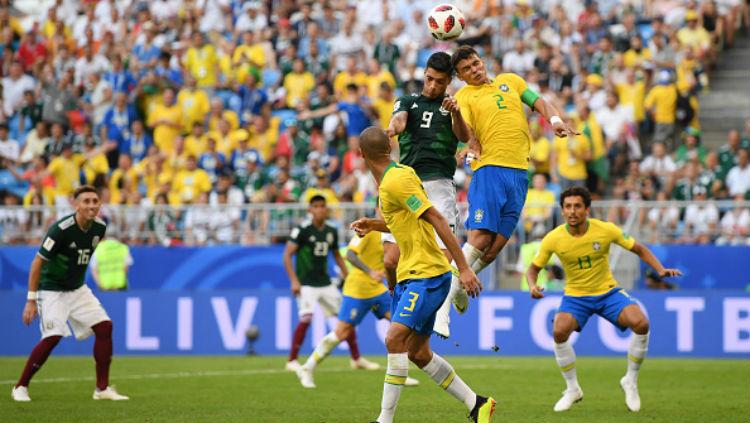 Thiago Silva berusaha menghalau bola udara. Copyright: Getty Images