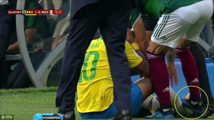 Neymar tertangkap kakinya diinjak oleh pesepakbola Meksiko Copyright: dailymail