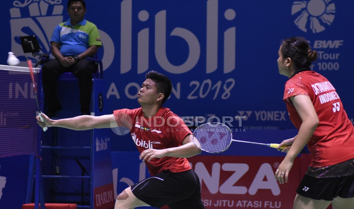 Ganda Campuran Indonesia, Praven/Oktavianti saat melawan pasangan Hongkong, Lee/Chou pada babak pertama Indonesia Open 2018 di Istora Senayan, Jakarta.