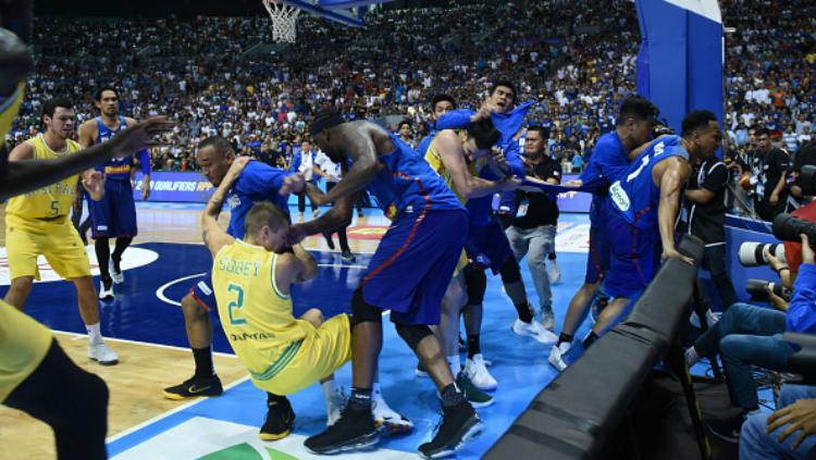 Laga basket Filipina vs Australia di Kualifikasi FIBA 2019 dinodai dengan kericuhan. Copyright: INDOSPORT