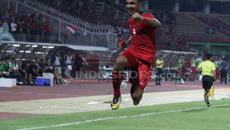 Rafli Mursalim terbang tinggi setelah mencetak gol ke gawang Singapura pada menit-21.