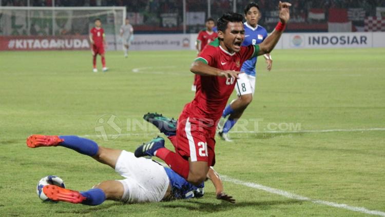 Pemain Singapura U-19 mengambil bola dari Asnawi Mangkualam.