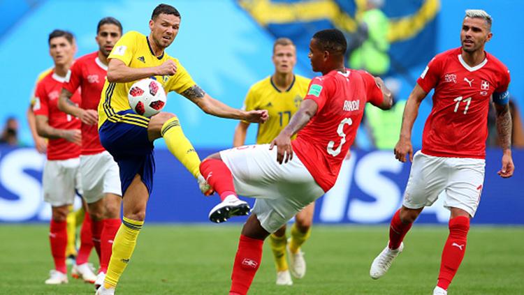 Haris Seferovic (kanan) berusaha mengambil bola dari Manuel Akanji. - INDOSPORT