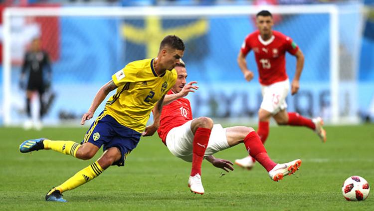 Duel antara Josip Drmic (kanan) dan Mikael Lustig.