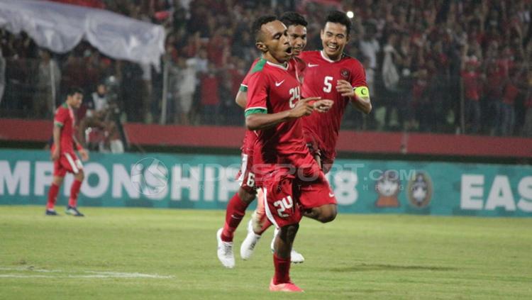 Todd Ferre melakukan selebasi usai mencetak gol pada menit ke-81. Copyright: Fitra Herdian/Indosport