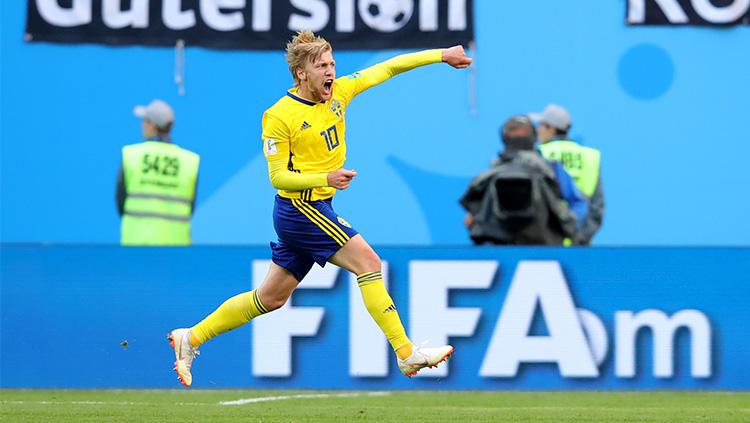 Emil Forsberg merayakan gol yang dicetaknya ke gawang Swiss.