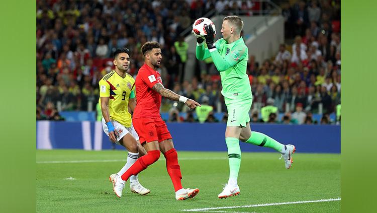 Jordan Pickford berhasil mengamankan bola dengan baik dari serangan Kolombia. Copyright: INDOSPORT