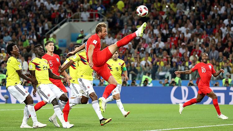 Harry Kane berusaha menggapai bola di depan gawang Kolombia. - INDOSPORT