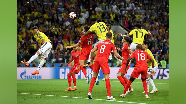 Gol sundulan Yerri Mina di injury time membuyarkan kemenangan Inggris yang sudah di depan mata. Copyright: INDOSPORT