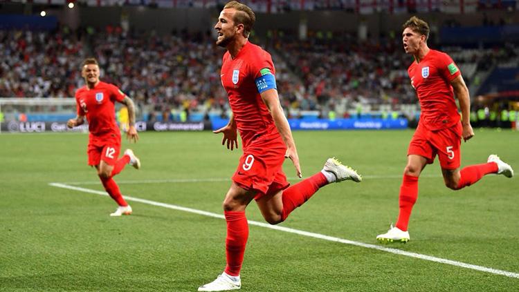 Harry Kane sukses mencetak gol lewat titik putih saat Kolombia vs Inggris di Piala Dunia 2018. Copyright: INDOSPORT.com