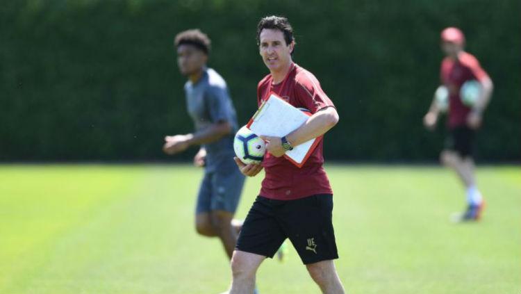 Unai Emery memimpin latihan perdana Arsenal. Copyright: Metro