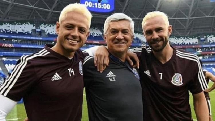 Dua pemain timnas Meksiko, Javier Hernandez (kiri) dan Miguel Layun mengapit asisten pelatih Humberto Sierra dengan rambut pirang jelang laga kontra Brasil. - INDOSPORT