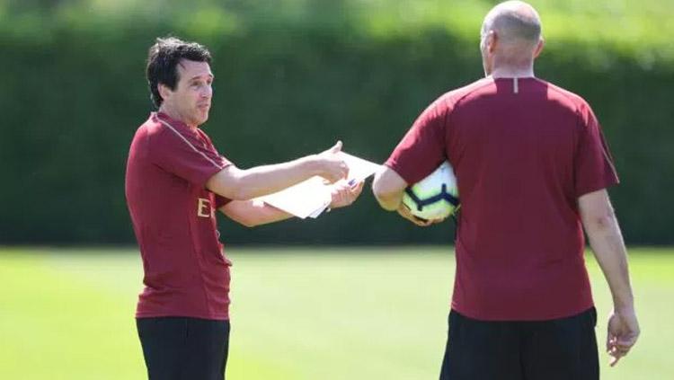 Unai Emery tengah berdiskusi dengan Steve Bould. Copyright: INDOSPORT