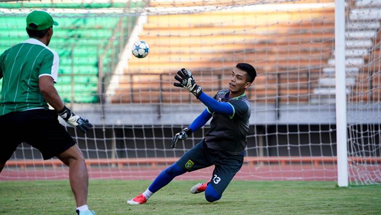 Miswar tengah fokus memperhatikan arahan pelatih kiper. Copyright: Media Persebaya