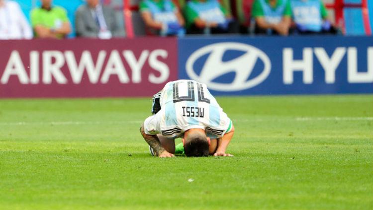 Lionel Messi sedang bersujud usai ditaklukan Prancis. Copyright: INDOSPORT