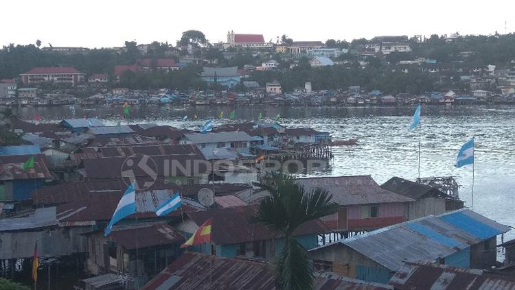 Bendera Brasil masih mendominasi dagangan musiman di area trotoar Kota Jayapura. Copyright: Sudjarwo/INDOSPORT