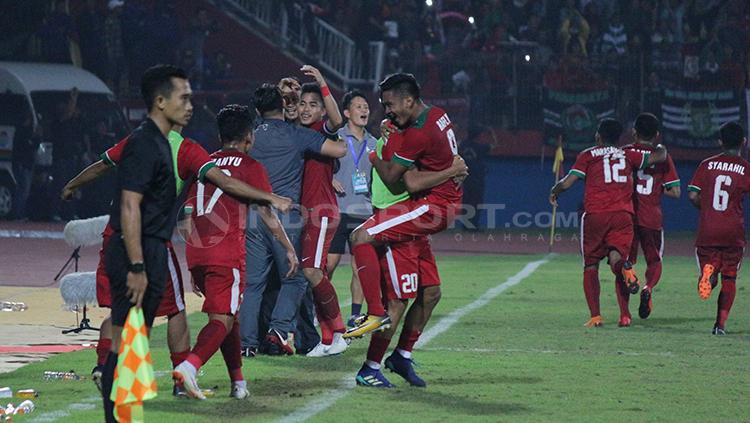 Para pemain Timnas Indonesia U-19 merayakan gol.