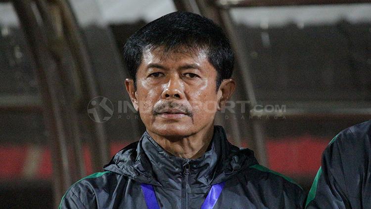 Indra Sjafri saat mendampingi anak didiknya lawan Filipina U-19, Kamis (05/07/18).