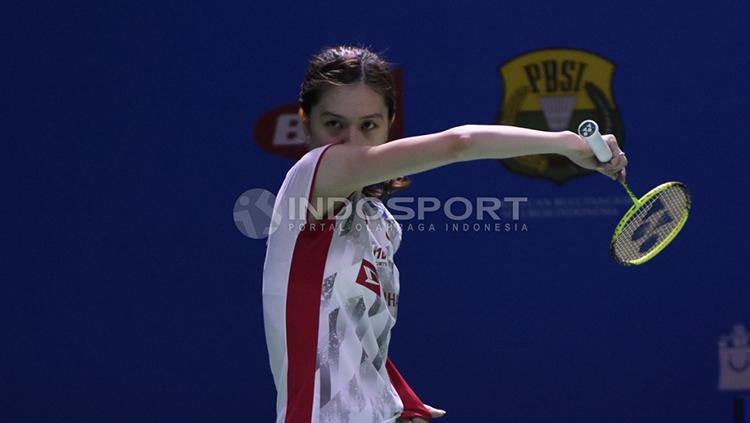 Tunggal putri Jepang, Aya Ohori mengelap keringat saat berhadapan dengan tunggal putri India, P. V Sindhu pada babak 16 besar Blibli Indonesia Open 2018 di Istora Senayan, Kamis (05/07/18).