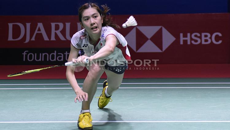 Tunggal putri Jepang, Aya Ohori mengembalikan kok ke arah lawannya tunggal putri India, P. V Sindhu pada babak 16 besar Blibli Indonesia Open 2018 di Istora Senayan, Kamis (05/07/18).