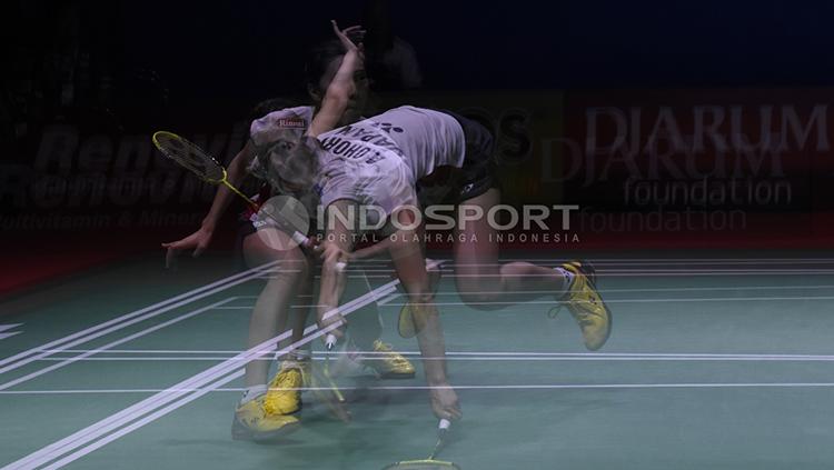 Aksi tunggal putri Jepang, Aya Ohori mengembalikan kok ke arah lawannya tunggal putri India, P. V Sindhu pada babak 16 besar Blibli Indonesia Open 2018 di Istora Senayan, Kamis (05/07/18).
