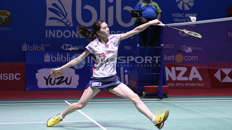 Tunggal putri Jepang, Aya Ohori mengembalikan kok ke arah lawannya tunggal putri India, P. V Sindhu pada babak 16 besar Blibli Indonesia Open 2018 di Istora Senayan, Kamis (05/07/18).