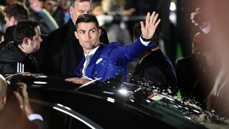 Cristiano Ronaldo melambaikan tangan. - INDOSPORT