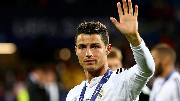 Cristiano Ronaldo melambaikan tangan. Copyright: INDOSPORT