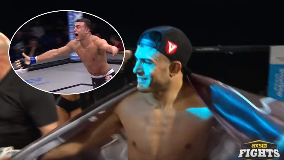 Berkat kuasa Tuhan, petarung Mixed Martial Arts (MMA), Nick Newell mampu mengalahkan lawannya meski hanya memiliki satu tangan saja. - INDOSPORT