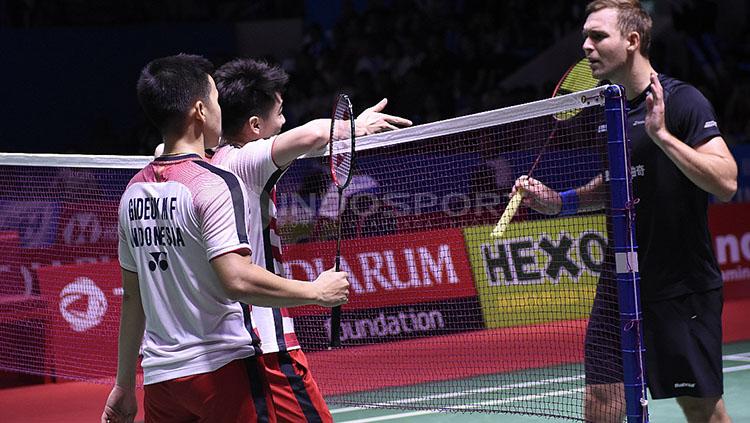 Kevin Sanjaya menanyakan sikap Mads Conrad yang meminta Challenge pada babak perempat final Blibli Indonesia Open 2018 di Istora Senayan, Jumat (06/07/18). Padahal menurut Kevin bola tersebut telah masuk.