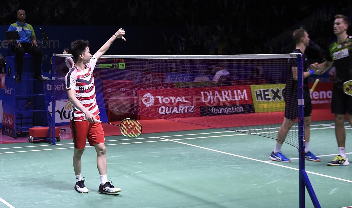 Aksi kurang terpuji Kevin Sanjaya melayangkan jari jempol ke bawah ke arah ganda Denmark, Mads Conrad Petersen/Mads Pieler Kolding pada babak perempat final Blibli Indonesia Open 2018 di Istora Senayan, Jumat (06/07/18).