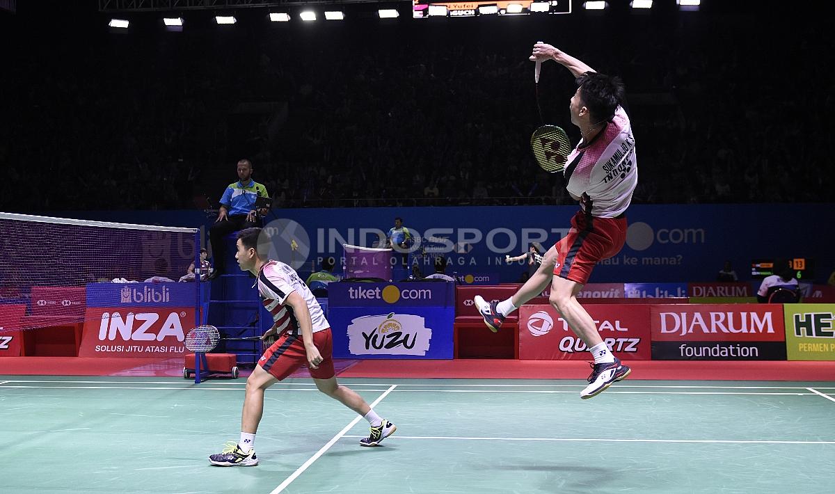 Aksi Kevin Sanjaya/Marcus Fernaldi melakukan pukulan smash ke arah pasangan Denmark, Mads Conrad Petersen/Mads Pieler Kolding pada babak perempat final Blibli Indonesia Open 2018 di Istora Senayan, Jumat (06/07/18). Copyright: Herry Ibrahim/INDOSPORT