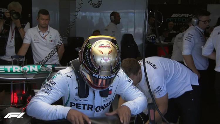 Helm emas Lewis Hamilton - INDOSPORT