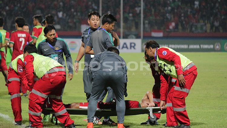 Saddil Ramdani saat ditandu keluar lapangan usai laga lawan Filipina U-19. Copyright: Fitra Herdian/INDOSPORT