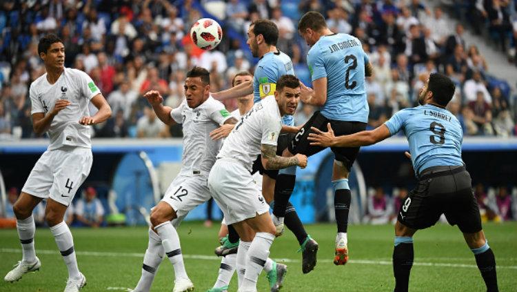 Para pemain Uruguay berusaha menyerang saat tendangan pojok di laga perempatfinal Piala Dunia 2018. Copyright: INDOSPORT