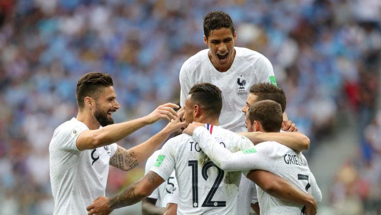 Para pemain Prancis berselebrasi setelah gol kedua dari Griezmann di laga perempatfinal Piala Dunia 2018 antara Uruguay dan Prancis.