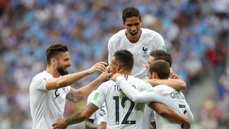 Para pemain Prancis berselebrasi setelah gol kedua dari Griezmann di laga perempatfinal Piala Dunia 2018 antara Uruguay dan Prancis. Copyright: INDOSPORT