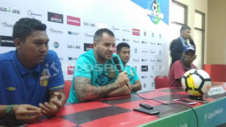 Pelatih Bhayangkara FC, Simon McMenemy.