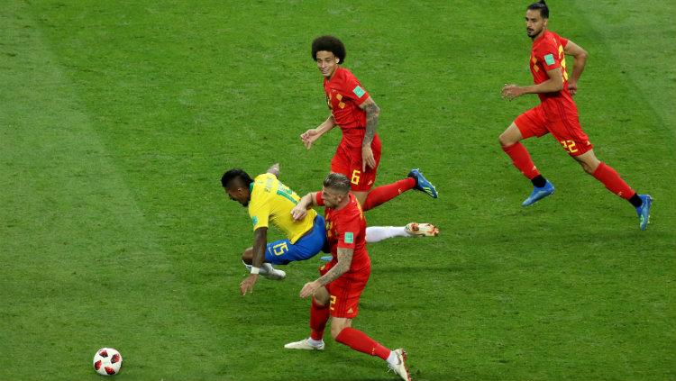 Paulinho dilanggar oleh Toby Alderweireld di laga perempatfinal Piala Dunia 2018 antara Brasil dan Belgia.