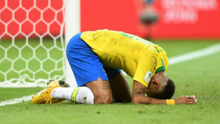 Bintang Timnas Brasil, Neymar, tersungkur usai dikalahkan oleh Belgia di Piala Dunia 2018. - INDOSPORT