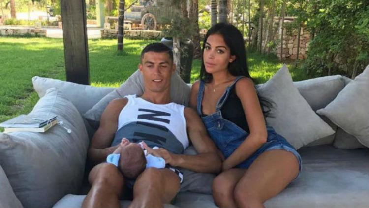 Cristiano Ronaldo bersama sang kekasih, Georgina Rodriguez liburan di Yunani. Copyright: Marca.