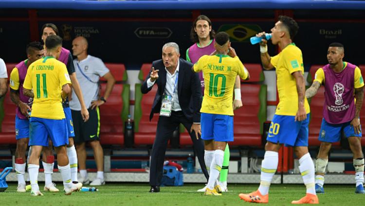 Pelatih Brasil, Tite, memberikan instruksi kepada Neymar dkk dalam laga Piala Dunia 2018 melawan Belgia. Copyright: INDOSPORT