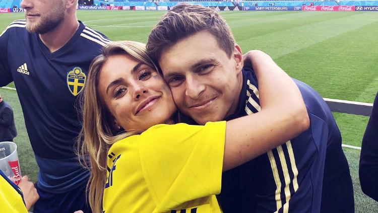 Pemain Swedia, Victor Lindelof bersama sang istri, Maja Nilsson. Copyright: Instagram/Maja Nilsson