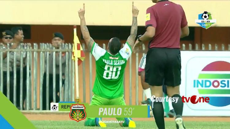 Selebrasi Paulo Sergio usai cetak gol ke gawang Persipura. Copyright: Istimewa