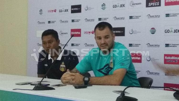 Pelatih Bhayangkara FC, Simon McMenemy saat memberikan keterangan pers usai laga Kontra Persipura Copyright: Sudjarwo/INDOSPORT