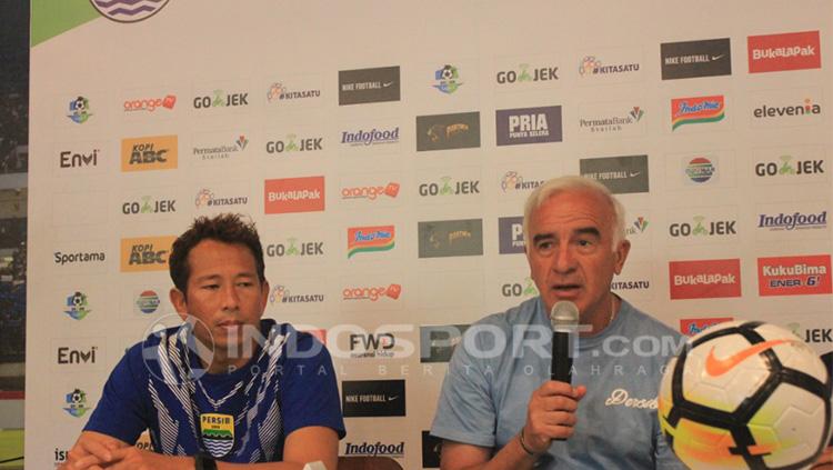 Pelatih Persib, Mario Gomez (kanan) didampingi pemainnya I Made Wirawan (kiri) saat konferensi pers di Graha Persib, Jalan Sulanjana, Kota Bandung, Sabtu (07/07/18). Copyright: Arif Rahman/INDOSPORT