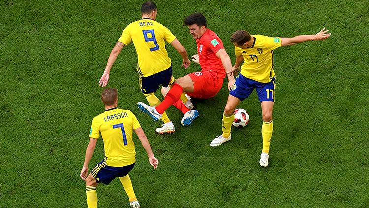 Harry Maguire di antara kepungan pemain Swedia.