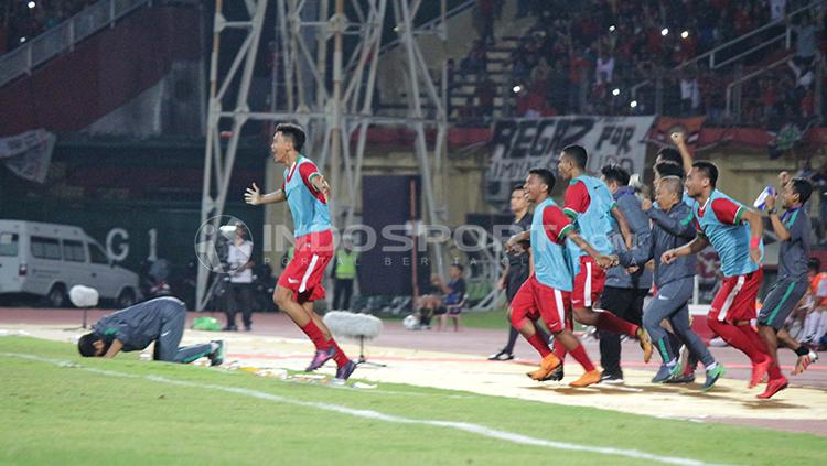 Para pemain pengganti Timnas Indonesia merayakan gol yang dicetak Rafli Mursalim di technical area.
