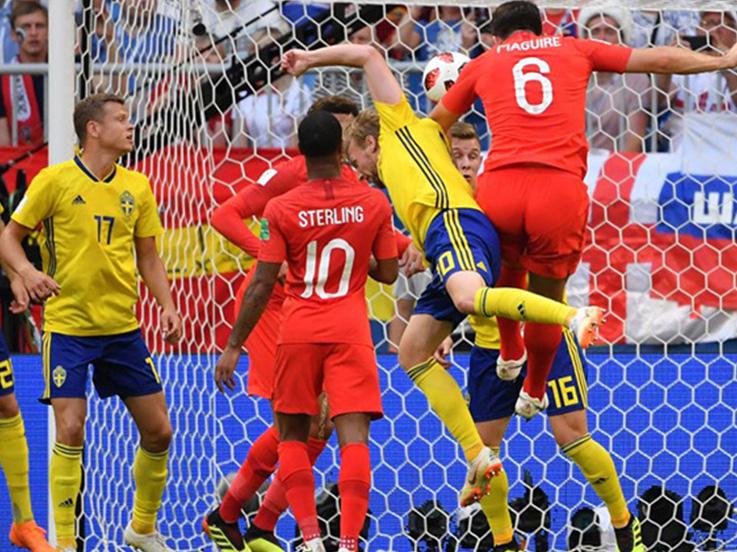 Sundulan Harry Maguire membuka keunggulan Inggris atas Swedia di Piala Dunia 2018. Copyright: INDOSPORT.com